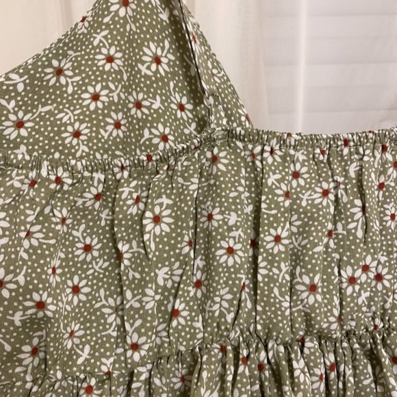 Green with white flowers flowy tied tank top - Picture 4 of 4